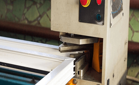 行業 |包裝 |臺達裁切護角機解決方案，動作柔順，高速精密